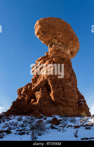 Balanced Rock dans Arches National Park au début de l'hiver avec beaucoup de neige sur le terrain Banque D'Images