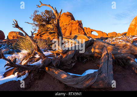 Magnifique coucher de soleil avec fenêtre nord par le coucher de soleil rougeoyant qui rebondissent sur la roche rouge avec un peu de neige dans le sol Banque D'Images