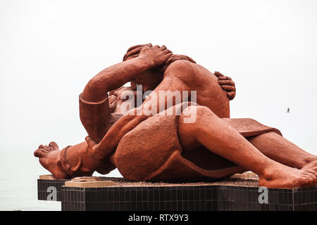 Lima, Pérou, Juillet 2018 : le baiser Sculpture par Victor Delfin, artiste plastique Péruvien, love park dans le quartier de Miraflores à Lima Banque D'Images