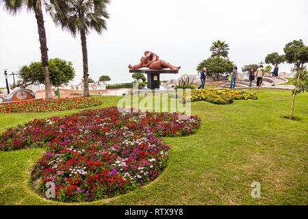 Lima, Pérou, Juillet 2018 : le baiser Sculpture par Victor Delfin, artiste plastique Péruvien, love park dans le quartier de Miraflores à Lima Banque D'Images