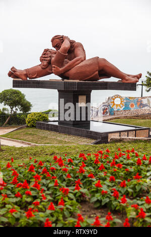 Lima, Pérou, Juillet 2018 : le baiser Sculpture par Victor Delfin, artiste plastique Péruvien, love park dans le quartier de Miraflores à Lima Banque D'Images