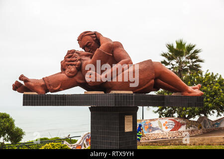 Lima, Pérou, Juillet 2018 : le baiser Sculpture par Victor Delfin, artiste plastique Péruvien, love park dans le quartier de Miraflores à Lima Banque D'Images