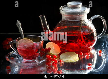 Plateau avec viburnum sur verre humide Banque D'Images