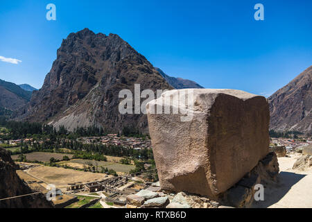 Ruines impressionnantes de l'Inca d'immeubles en grosses pierres taillées dans Ollantaytambo Banque D'Images