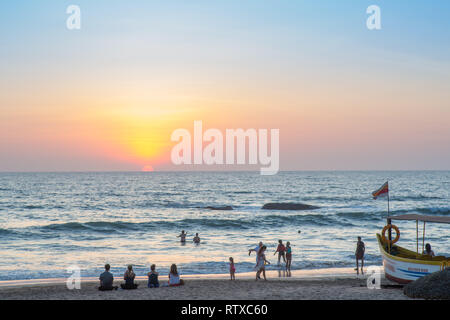 Les gens sur la plage au coucher du soleil, d'Agonda à Goa, en Inde. Banque D'Images