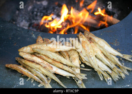 Poisson frit traditionnel d'être cuit à la marché de printemps à Vilnius avec le feu, la Lituanie. Variété de délicieux aliments de rue sur foire de Pâques Banque D'Images