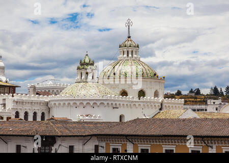 Les dômes de l'église de la Compagnie de Jésus dans le centre historique de Quito, patrimoine culturel de l'humanité Banque D'Images