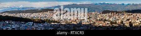 Vue panoramique sur le centre-nord de la ville de Quito sur une après-midi de fin d'été Banque D'Images