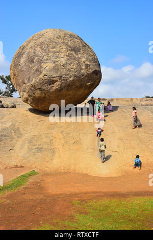 Indiens jouant à Krishna's Butterball, Mamallapuram, Mahabalipuram, baie du Bengale, Tamil Nadu, Inde Banque D'Images
