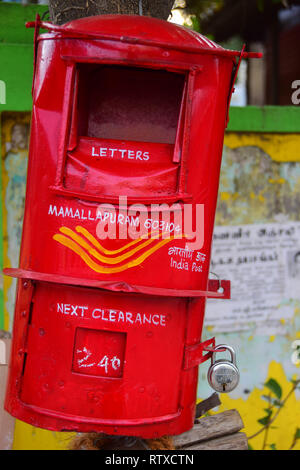 Rouge indien Post Box, Mamallapuram, Mahabalipuram, baie du Bengale, Tamil Nadu, Inde Banque D'Images