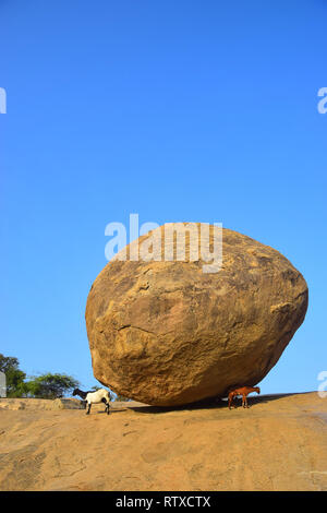 Indiens jouant à Krishna's Butterball, Mamallapuram, Mahabalipuram, baie du Bengale, Tamil Nadu, Inde Banque D'Images