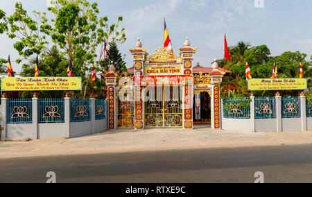 NAM TIEN, VIETNAM - 15 février 2018 : bâtiment avec de nombreux drapeaux dans Nam Tien, Vietnam le 15 février, 2018 Banque D'Images