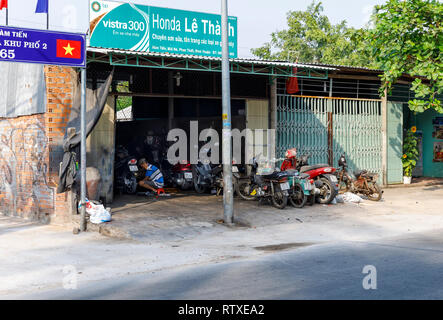 NAM TIEN, VIETNAM - 15 février 2018 : atelier Scooter dans Nam Tien, Vietnam le 15 février, 2018 Banque D'Images