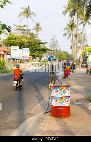 NAM TIEN, VIETNAM - février 15, 2018 : Petite rue station d'essence pour scooters en Nam Tien, Vietnam le 15 février, 2018 Banque D'Images