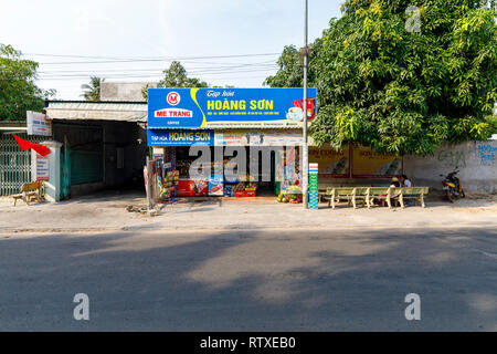 NAM TIEN, VIETNAM - février 15, 2018 : Petite boutique ouverte sur la rue en Nam Tien, Vietnam le 15 février, 2018 Banque D'Images