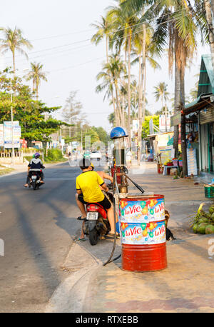 NAM TIEN, VIETNAM - février 15, 2018 : Petite rue station d'essence pour scooters en Nam Tien, Vietnam le 15 février, 2018 Banque D'Images