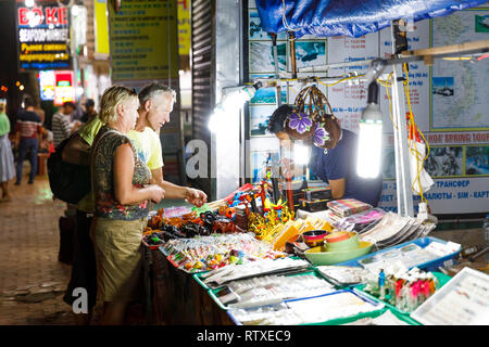 NAM TIEN, VIETNAM - 15 février 2018 : les touristes à la boutique le marché en plein air le soir dans Nam Tien, Vietnam le 15 février, 2018 Banque D'Images