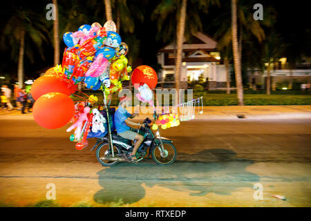 NAM TIEN, VIETNAM - 15 février 2018 : motorcycle transport ballons colorés dans la nuit dans Nam Tien, Vietnam le 15 février, 2018 Banque D'Images