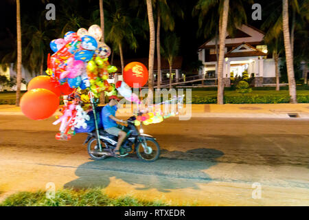 NAM TIEN, VIETNAM - 15 février 2018 : motorcycle transport ballons colorés dans la nuit dans Nam Tien, Vietnam le 15 février, 2018 Banque D'Images