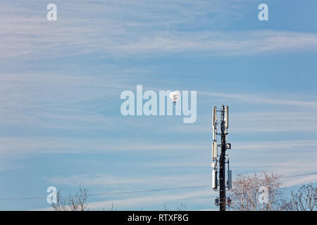 Altach, Vorarlberg, Autriche - Février 10, 2019 : Hot air balloon 'passing' par les antennes de téléphonie cellulaire dans la vallée du Rhin près de Bregenz Banque D'Images