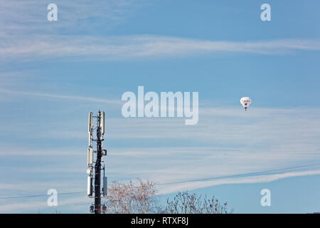 Altach, Vorarlberg, Autriche - Février 10, 2019 : Hot air balloon 'passing' par les antennes de téléphonie cellulaire dans la vallée du Rhin près de Bregenz Banque D'Images