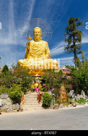 DA LAT, VIET NAM - février 20, 2018 : Big golden Buddha statue in Da Lat, Viet Nam Banque D'Images