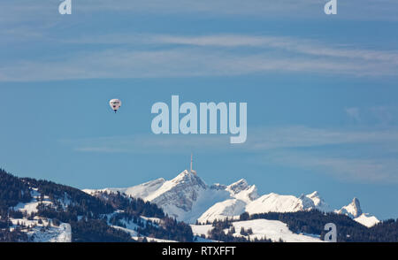 Altach, Vorarlberg, Autriche - Février 10, 2019 : Hot air balloon flying over Appenzell Alpes à partir de la vallée du Rhin près de Bregenz, Suisse Banque D'Images