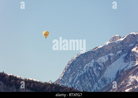 Altach, Vorarlberg, Autriche - Février 10, 2019 : Hot air balloon flying over Appenzell Alpes à partir de la vallée du Rhin près de Bregenz, Suisse Banque D'Images