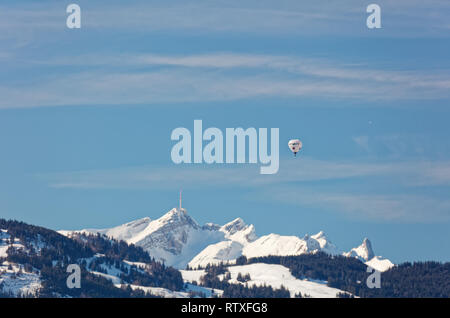 Altach, Vorarlberg, Autriche - Février 10, 2019 : Hot air balloon flying over Appenzell Alpes à partir de la vallée du Rhin près de Bregenz, Suisse Banque D'Images