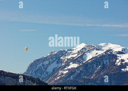 Altach, Vorarlberg, Autriche - Février 10, 2019 : Hot air balloon flying over Appenzell Alpes à partir de la vallée du Rhin près de Bregenz, Suisse Banque D'Images