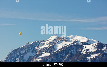 Altach, Vorarlberg, Autriche - Février 10, 2019 : Hot air balloon flying over Appenzell Alpes à partir de la vallée du Rhin près de Bregenz, Suisse Banque D'Images