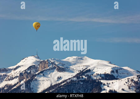 Altach, Vorarlberg, Autriche - Février 10, 2019 : Hot air balloon flying over Appenzell Alpes à partir de la vallée du Rhin près de Bregenz, Suisse Banque D'Images