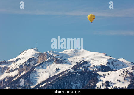 Altach, Vorarlberg, Autriche - Février 10, 2019 : Hot air balloon flying over Appenzell Alpes à partir de la vallée du Rhin près de Bregenz, Suisse Banque D'Images