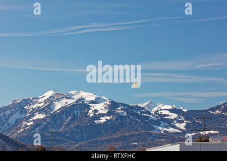 Altach, Vorarlberg, Autriche - Février 10, 2019 : Hot air balloon flying over Appenzell Alpes à partir de la vallée du Rhin près de Bregenz, Suisse Banque D'Images