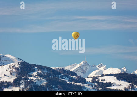 Altach, Vorarlberg, Autriche - Février 10, 2019 : Hot air balloon flying over Appenzell Alpes à partir de la vallée du Rhin près de Bregenz, Suisse Banque D'Images