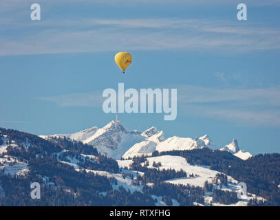 Altach, Vorarlberg, Autriche - Février 10, 2019 : Hot air balloon flying over Appenzell Alpes à partir de la vallée du Rhin près de Bregenz, Suisse Banque D'Images