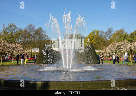 Lisse, Pays-Bas, Holland - Mai 2016 : ciel bleu au-dessus de l'eau extérieure fontain au printemps en jardin de fleurs Keukenhof. Heureux les gens qui marchent à par Banque D'Images