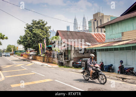 Man riding moped motorbike dans street à Kuala Lumpur, en Malaisie Banque D'Images