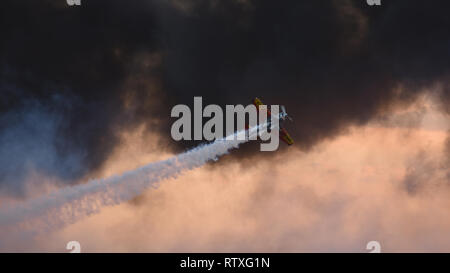 L'équipe de démonstration aérienne des bandits de l'air vole le ciel à l'Australian International 2019 Exposition de l'aéronautique et de la défense et de l'aéronautique (2019) AVALON à Geelong, Victoria, Australie, 1 mars 2019. Les bandits de l'air se composent de deux avions Yak-52TW et le pilote est un appareil nommé Juka. (U.S. Photo de l'Armée de l'air par le sergent. Sergio A. Gamboa) Banque D'Images