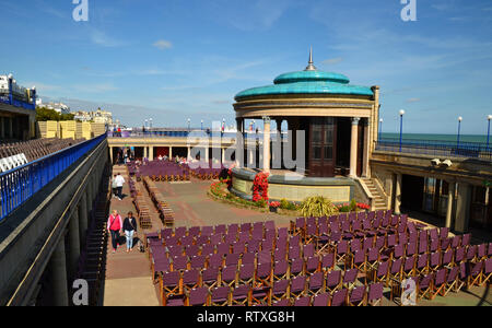 Le kiosque, Eastbourne, East Sussex, UK. Lieu de divertissement sur le front de mer Banque D'Images