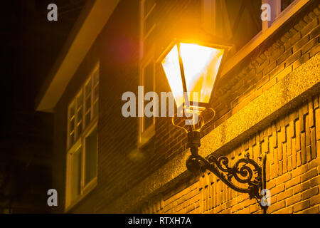 La rue lanterne éclairée sur le mur d'une maison la nuit, décors dans la soirée, décoration vintage Banque D'Images