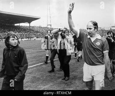 Bobby Charlton salue la foule à la fin de son dernier match lorsque son équipe a perdu à Chelsea Manchester United 1-0 à Stamford Bridge. 28 avril 1973, Sir Robert Charlton, CBE (né le 11 octobre 1937) est un ancien footballeur. Il est considéré comme l'un des plus grands joueurs de tous les temps,[6] et d'un membre essentiel de l'équipe de l'Angleterre qui a gagné la Coupe du Monde en 1966, année où il a aussi remporté le Ballon d'or. Il a joué la quasi-totalité de son club de football à Manchester United, où il est devenu célèbre pour son attaquant les instincts et les capacités de passage à partir de milieu de terrain et son ferocio Banque D'Images