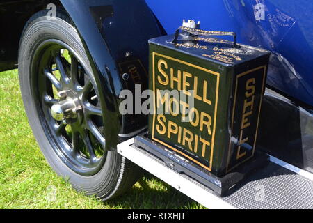 Shell Pétrol CAN sur une vieille voiture - salon de l'automobile ancien et classique - Yorkshire - Royaume-Uni Banque D'Images