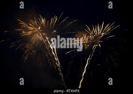 Deux couleurs lumineuses d'artifice explosion dans le ciel. De beaux effets pyrotechniques avec mousseux Banque D'Images