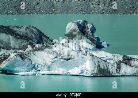 Des icebergs géants sur le lac Glacier Tasman à Aoraki Mount Cook National Park, au sud de l'île de la Nouvelle-Zélande Banque D'Images