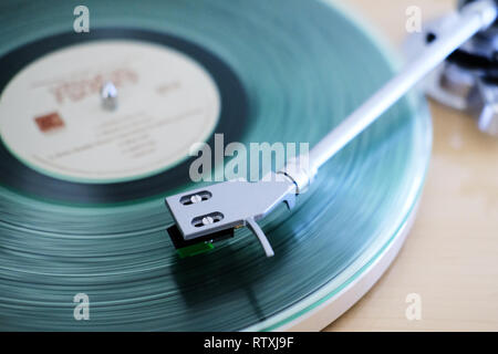 Un long en vinyle à l'enregistrer sur une platine avec un bras à aiguilles sur le track record jouant Banque D'Images