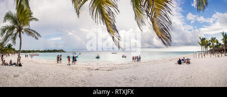 Un arc-en-ciel sur la plage d'Akumal au Mexique Banque D'Images