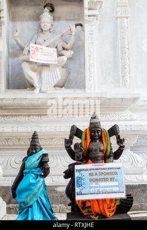 Signes sur divinités hindoues pour solliciter des fonds, Temple Refurbushment Hindu Temple Sri Maha Muneswarar, Kuala Lumpur, Malaisie. Banque D'Images