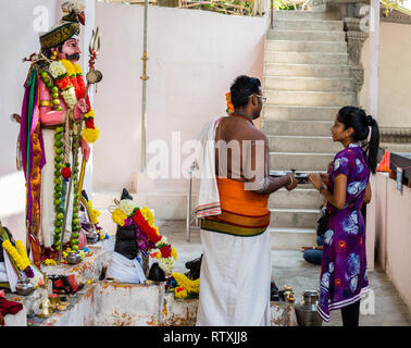 Prêtre hindou et les jeunes à l'adorateur du temple hindou Sri Maha Muneswarar, Kuala Lumpur, Malaisie. Banque D'Images