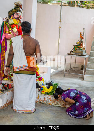 Prêtre hindou et les jeunes à l'adorateur du temple hindou Sri Maha Muneswarar, Kuala Lumpur, Malaisie. Banque D'Images